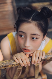 孤零飘落燕